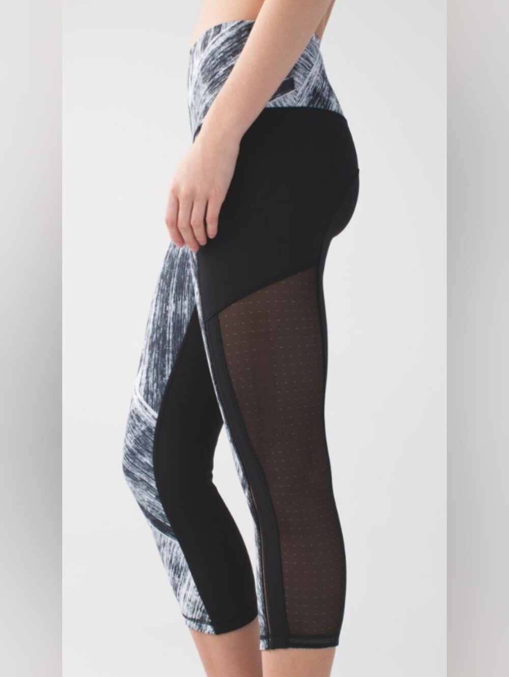 Lululemon size 4 Hot to Street leggings